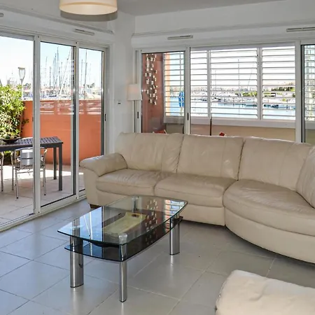 Beautiful In With Outdoor Swimming Pool, Wifi And 2 Bedrooms *