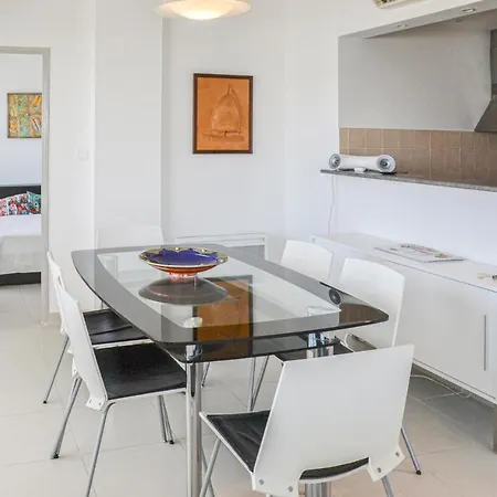 Beautiful In With Outdoor Swimming Pool, Wifi And 2 Bedrooms *