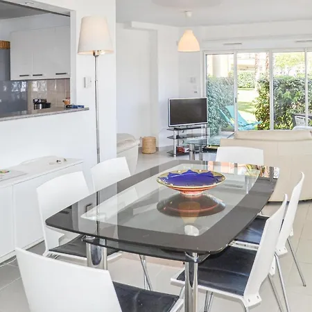 Beautiful In With Outdoor Swimming Pool, Wifi And 2 Bedrooms *