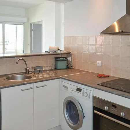 Beautiful In With Outdoor Swimming Pool, Wifi And 2 Bedrooms *