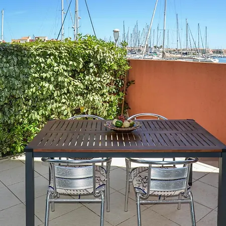 Appartement Beautiful In With Outdoor Swimming Pool, Wifi And 2 Bedrooms *
