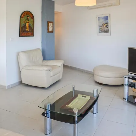 Appartement Beautiful In With Outdoor Swimming Pool, Wifi And 2 Bedrooms *