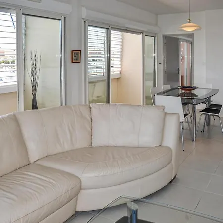 Beautiful In With Outdoor Swimming Pool, Wifi And 2 Bedrooms *