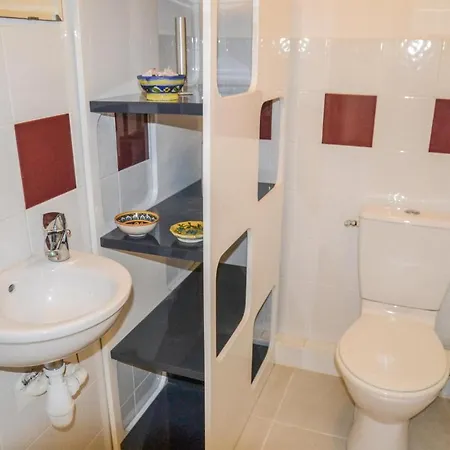 Beautiful In With Outdoor Swimming Pool, Wifi And 2 Bedrooms